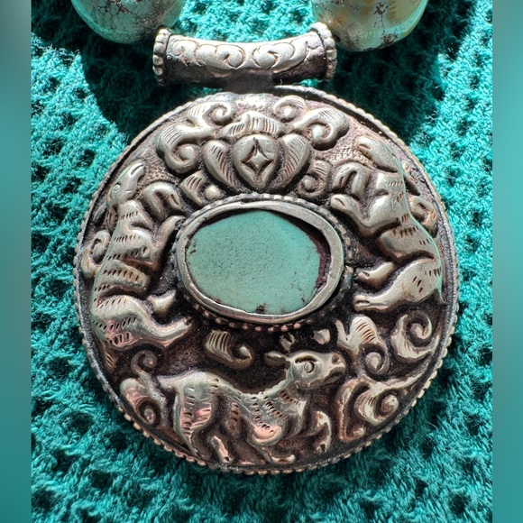 Chunky turquoise necklace with large medallion - Picture 2 of 8